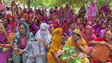 बीकानेर: आंगनवाड़ी कार्यकर्ताओं ने कलेक्ट्रेट पर किया प्रदर्शन, 11 सूत्रीय मांगों का ज्ञापन सौंपा