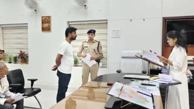 बिहार: जिलाधिकारी ने सेवा संवाद, समाधान कार्यक्रम में 47 आवेदकों की शिकायतें सुनी