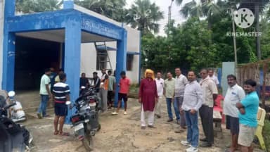 गुठनी: गुठनी में बिजली कटौती के विरोध में नेताओं व ग्रामीणों ने बिजली कार्यालय का घेराव किया