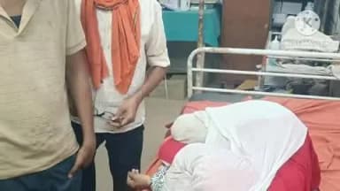 मण्डरायल: खांडे पुरा के पास इलेक्ट्रिक टेम्पो और बाइक की टक्कर में 5 लोग घायल, उप जिला अस्पताल में भर्ती