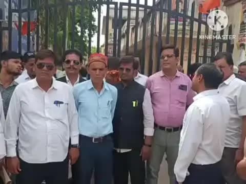 प्रतापगढ़: अधिवक्ता को गंभीर धमकी मिलने के बाद उचित कार्रवाई न होने से नाराज पट्टी के अधिवक्ताओं ने की तालाबंदी