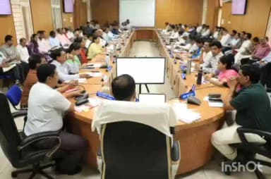 झाबुआ: झाबुआ के कलेक्ट्रेट सभा कक्ष में समय अवधि पत्रों की समीक्षा बैठक आयोजित की गई