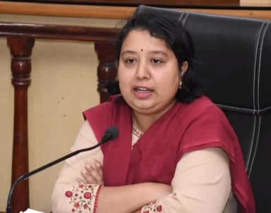 ಧಾರವಾಡ: ಮತದಾರರು ಗಣತಿ ನಮೂನೆಗಳನ್ನು ನಿಗದಿತ ಅವಧಿಯೊಳಗೆ ಮತಗಟ್ಟೆ ಅಧಿಕಾರಿಗಳಿಗೆ ನೀಡಲು ನಗರದಲ್ಲಿ ಜಿಲ್ಲಾಧಿಕಾರಿ ಸ್ನೇಹಲ್ ಆರ್ ಸೂಚನೆ ನೀಡಿದರು