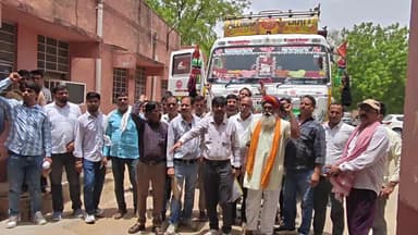 बीकानेर: ट्रक चालकों ने VLTD और ई-डिटेंशन चालानों को लेकर परिवहन अधिकारी को सौंपा ज्ञापन