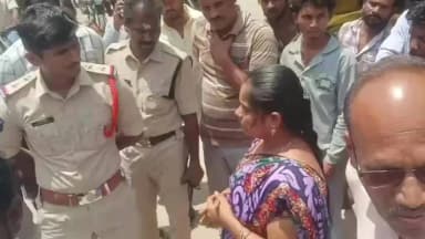 తిరుపతి: తిరుపతి ఎంఆర్ పల్లి లోయువతిపై కత్తితో దాడి