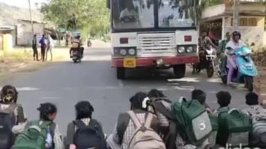 చంద్రగిరి: రామచంద్రపురం మండలం లో ఆర్టీసీ బస్సుకు అడ్డంగా రోడ్డుపై బైఠాయించి నిరసన వ్యక్తం చేసిన విద్యార్థులు