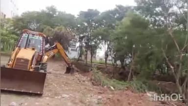ಮೈಸೂರು: ಮೈಸೂರಿನ ಕಂಬಳಕ್ಕೆ ಮುಂದುವರೆದ ಸಿದ್ಧತೆ ಸಾತಗಳ್ಳಿ ಸಮೀಪ ಕಂಬಳಕ್ಕಾಗಿ ಜಾಗ ಸ್ವಚ್ಛಗೊಳಿಸುತ್ತಿರುವ ಅಧಿಕಾರಿಗಳು