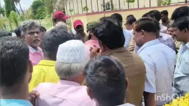 ತಿರುಮಕೂಡಲು ನರಸೀಪುರ: ಟೀ ನರಸೀಪುರದಲ್ಲಿ ಫುಟ್ಪಾತ್ ಒತ್ತುವರಿ ತೆರವು ಕಾರ್ಯಾಚರಣೆ ವಿರೋಧಿಸಿ ವ್ಯಾಪಾರಸ್ಥರಿಂದ ತಾಲೂಕು ಆಡಳಿತದ ಮುಂಬಾಗ ಪ್ರತಿಭಟನೆ