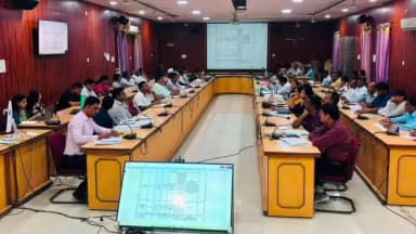 मंडला: जिला योजना भवन में आयोजित समय सीमा की बैठक में कलेक्टर राहुल नामदेव घोटे ने दिए निर्देश