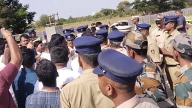 ಚಿತ್ರದುರ್ಗ: ಮುರುಘಾ ಮಠದ ಹೆಲಿಪ್ಯಾಡ್ ಬಳಿ ಪೊಲೀಸರು ಹಾಗೂ ಕಾಂಗ್ರೆಸ್ ಕಾರ್ಯಕರ್ತರ ನಡುವೆ ವಾಗ್ವಾದ, ಜಿಲ್ಲಾಧ್ಯಕ್ಷ ವಿರುದ್ಧ ಕಾರ್ಯಕರ್ತರ ಅಸಮಾಧಾನ