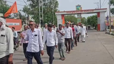 हंडिया: मुख्यमंत्री राहत कोष में मूंग जमा कराने किसान पहुंचे कलेक्टर ऑफिस
