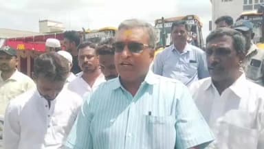 ಕೊಳ್ಳೇಗಾಲ: ಡೀಸೆಲ್ ದರದ ಹೊಡೆತ: ಕೊಳ್ಳೇಗಾದಲ್ಲಿ
ಜೆಸಿಬಿ ಮಾಲೀಕರಿಂದ ದರ ಏರಿಕೆಗೆ ಮುಂದಾಗುವ ನಿರ್ಧಾರ