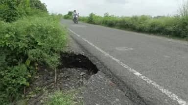 आज़मनगर: भारी बारिश से पहले ही रेन कट की चपेट में आया आजमनगर चांदपुर बैरिया महानंदा बांध सड़क