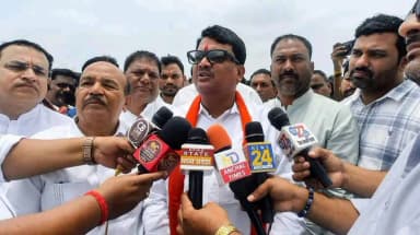 अलीराजपुर: बोरी में हुए सामूहिक दुष्कर्म पर मंत्री चौहान सख्त, घटनास्थल पर पीड़ित परिवार से मिले, बोले- अपराधी बख्शे नहीं जाएंगे