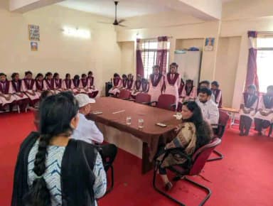 अलीराजपुर: अलीराजपुर कलेक्टर नीतू माथुर खुद पहुंचीं उदयगढ़" - छात्राओं की शिकायत सुनी, भोजन में सुधार और अनुशासन के दिए निर्देश।