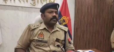 Ø #JhansiPolice द्वारा @sspjhansi @bbgtsmurthyips
के निर्देशन में अपराध एवं अपराधियों के विरुद्ध की जा रही सख्त कार्यवाही,
Ø डकैती की घटना का 24 घंटे के अन्दर सफल अनावरण ।
Ø थाना कोतवाली पुलिस द्वारा 06 अभियुक्त गिरफ्तार ।
Ø कब्जे से ₹24,50,000/- (चौबीस लाख पचास हजार रुपये) नकद एवं घटना में प्रयुक्त क्रेटा कार बरामद।
Ø गिरफ्तार अभियुक्तगण को मा0 न्यायालय के समय किया गया पेश किया गया।
प्रकरण में की जा रही कार्यवाही के संबंध में @sspjhansi @bbgtsmurthyips की वीडियो बाइट-