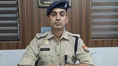 #Aligarh । #AligarhPolice
थाना गाँधीपार्क- दि0 12.07.26 को थाना गाँधीपार्क के पला फाटक से एक व्यक्ति की ट्रेन से कुचलकर मृत्यु की सूचना प्राप्त हुई, उक्त सूचना पर स्थानीय पुलिस द्वारा मौके पर पहुँचकर शव को पोस्टमार्टम हेतु मोर्चरी भेजा गया, अन्य विधिक कार्यवाही प्रचलित है । मौके पर शांति है ।
इस संबंध में क्षेत्राधिकारी नगर द्वितीय द्वारा दी गई बाइट
@Uppolice