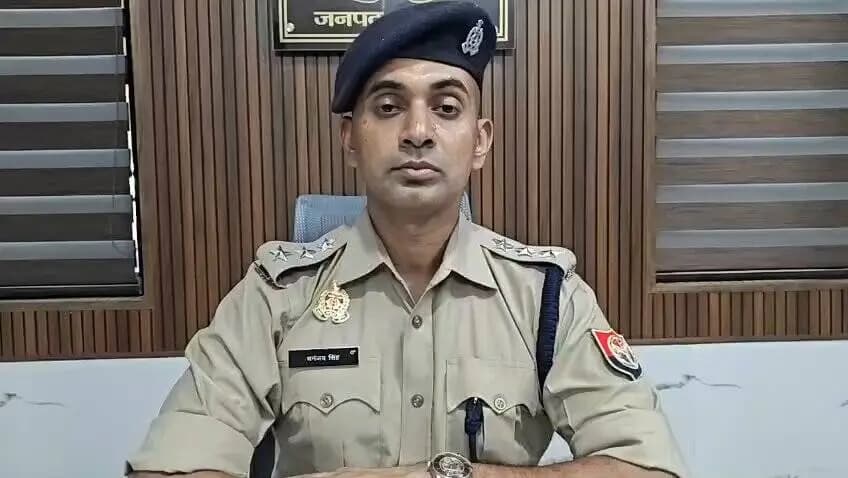 #Aligarh । #AligarhPolice
थाना गाँधीपार्क- दि0 12.07.26 को थाना गाँधीपार्क के पला फाटक से एक व्यक्ति की ट्रेन से कुचलकर मृत्यु की सूचना प्राप्त हुई, उक्त सूचना पर स्थानीय पुलिस द्वारा मौके पर पहुँचकर शव को पोस्टमार्टम हेतु मोर्चरी भेजा गया, अन्य विधिक कार्यवाही प्रचलित है । मौके पर शांति है ।
इस संबंध में क्षेत्राधिकारी नगर द्वितीय द्वारा दी गई बाइट
@Uppolice