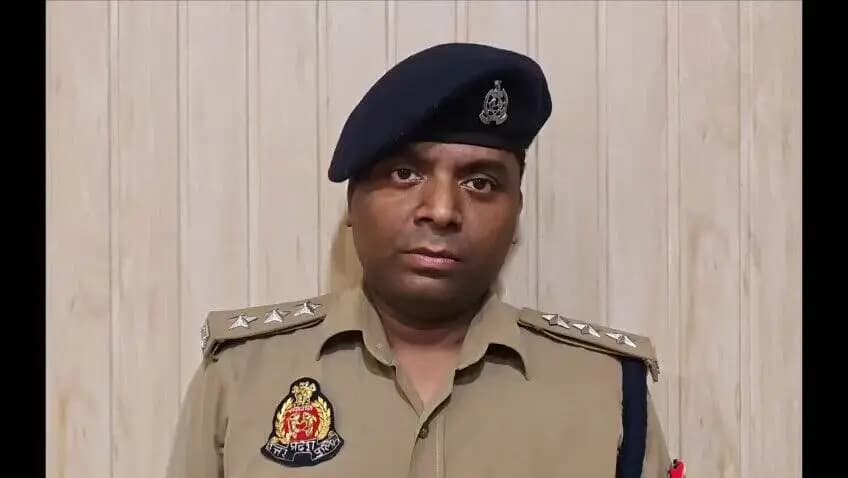 #Aligarh । #AligarhPolice
आज दि0 13.07.26 को समय करीब 3 बजे थाना गोरई पुलिस को सूचना मिली कि ग्राम बहादुरपुर में एक मन्दिर की शिवलिंग को एक शराबी व्यक्ति द्वारा तोड़ दिया गया है, इस सूचना पर तत्काल मौके पर पहुँचकर आरोपी होरीलाल को हिरासत में लिया गया है, प्राप्त तहरीर के आधार पर अभियोग पंजीकृत किया जा रहा है तथा मन्दिर में नई मूर्ति की स्थापना की प्रक्रिया शुरू कर दी गई है । अन्य विधिक कार्यवाही प्रचलित है । मौके पर शांति है ।
इस संबंध में क्षेत्राधिकारी इगलास द्वारा दी गई बाइट
@Uppolice