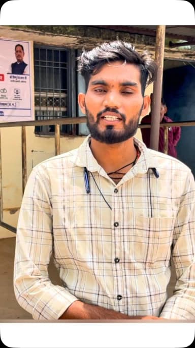 ग्राम राम्हेपुर निवासी श्री फलित पुरेना ने सेवा सेतु केंद्र के माध्यम से अपना विवाह प्रमाण पत्र बनवाया। उन्होंने इस सुविधा के लिए मुख्यमंत्री श्री विष्णुदेव साय का आभार व्यक्त किया।
जिले में 332 सेवा सेतु केंद्रों के माध्यम से 441 से अधिक शासकीय सेवाएं समयबद्ध, सरल और सहज रूप से नागरिकों को उपलब्ध कराई जा रही हैं।