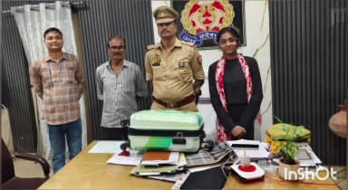 रॉबर्ट्सगंज: सोनभद्र में महिला यात्री का खोया ट्रॉली बैग बरामद, पुलिस ने मुस्कान लौटाकर सुपुर्द किया