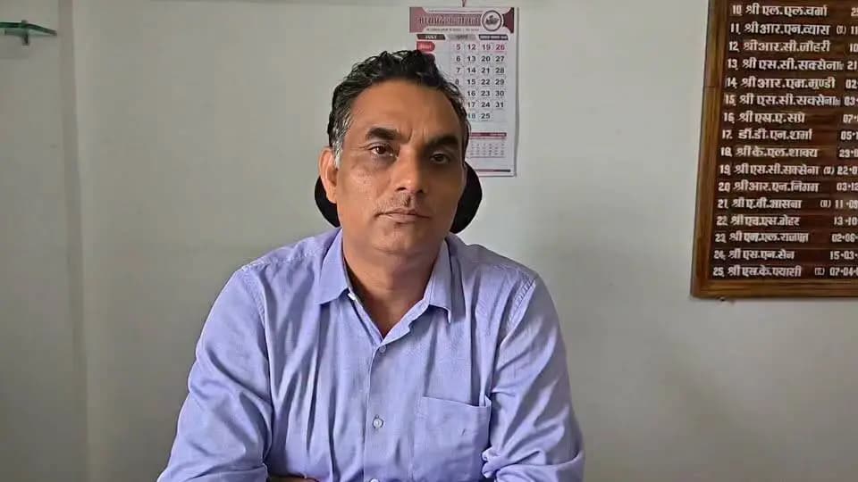 ई-विकास प्रणाली के माध्यम से उर्वरक वितरण व्यवस्था
जिले के कृषकों को सूचित किया जाता है कि ई विकास प्रणाली के माध्यम से कृषक द्वारा प्रथम बार टोकन में बुक की गई खाद की सम्पूर्ण मात्रा क्रय/ उठा लेने के बाद द्वितीय बार टोकन बुक करते समय यूरिया या किसी भी खाद की आवश्यकता अनुसार बुकिंग कर के उठाव/ क्रय किया जा सकता है। इस प्रकार कृषक द्वारा मक्का, कपास या अन्य खड़ी फसल में टॉप ड्रेसिंग के लिए यूरिया आसानी क्रय की जा सकती है।
उप संचालक,
किसान कल्याण तथा कृषि विकास
जिला रतलाम (म.प्र.)
Department of Agriculture, Madhya Pradesh
#JanSampark #ratlam
