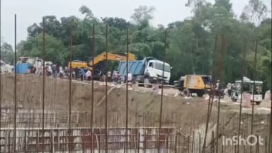 निचलौल: गडौरा में निर्माणाधीन पुल के डायवर्जन पर डंपर धंसने से टला बड़ा हादसा