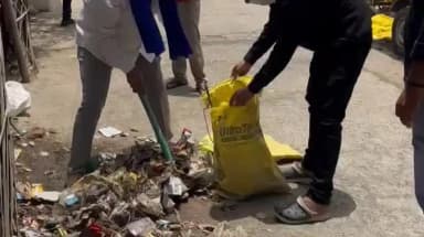 अकोला: भीमनगरातील न उचललेल्या कचऱ्यावरून सम्राट अशोक सेनेचा संताप; पश्चिम झोन कार्यालयात ‘कचरा फेक’ आंदोलन
