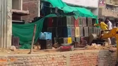 कुदरा: लालापुर में पुलिस की मौजूदगी में चला अतिक्रमण के खिलाफ प्रशासनिक बुल्डोजर,सड़क पर बिखरे प्याज और सब्जियां।