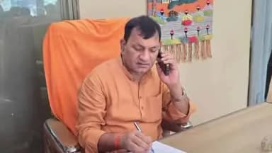 मनकापुर: जनता दर्शन में विधायक प्रभात वर्मा ने क्षेत्रवासियों की समस्याएं सुनीं
