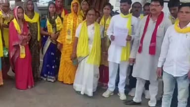 इटावा: कलेक्ट्रेट में सुभासपा के लोगों ने योजना का लाभ लाभार्थियों को न मिल पाने पर डीएम को संबोधित ज्ञापन दिया