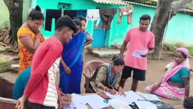 सेन्हा: सेन्हा में विशेष गहन पुनरीक्षण: बीएलओ घर-घर जाकर पात्र मतदाताओं के नाम जोड़ रहे, अपात्रों के हटा रहे