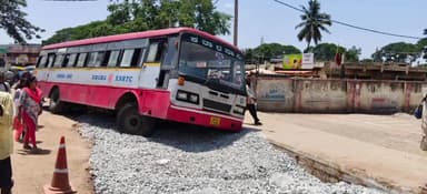 ಗೌರಿಬಿದನೂರು: ರಾಷ್ಟ್ರೀಯ ಹೆದ್ದಾರಿ ಕಾಮಗಾರಿ ನಡುವೆ ಜಲ್ಲಿ ರಸ್ತೆಯಲ್ಲಿ ಸಿಕ್ಕಿಹಾಕಿಕೊಂಡ ಕೆ.ಎಸ್.ಆರ್.ಟಿ.ಸಿ ಬಸ್: ಪ್ರಯಾಣಿಕರಲ್ಲಿ ಆತಂಕ.