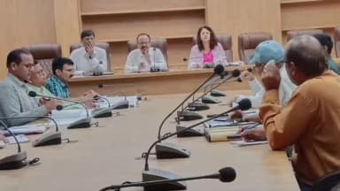 महोबा: महोबा में डीसीडीसी बैठक में 5 नई पैक्स समितियों के गठन को मिली मंजूरी, बैठक की अध्यक्षता डीएम ने की