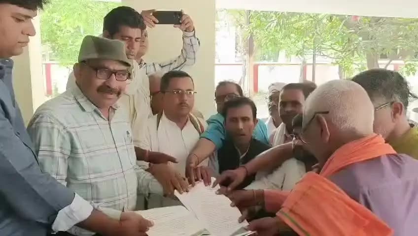 मनगवां: *दिनांक : 13 जुलाई 2026*
*स्थान : रीवा*
*बिजली समस्याओं को लेकर कांग्रेस का हल्ला बोल, संयुक्त ज्ञापन सौंपा*