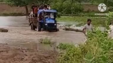 हटा: देवलाई में नाले की बाढ़ में फंसे शिक्षकों को ट्रैक्टर पर बाइक रखकर पार कराया गया, वीडियो वायरल