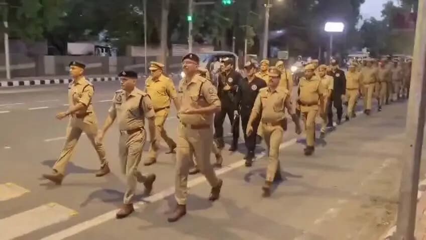 #AligarhPolice
वरिष्ठ पुलिस अधीक्षक अलीगढ़ द्वारा नगर क्षेत्र में पैदल गश्त कर सुरक्षा व्यवस्था का लिया जायजा~
#SSP_Aligarh द्वारा पुलिस बल के साथ नगर क्षेत्र के प्रमुख बाजारों, संवेदनशील एवं भीड़भाड़ वाले स्थानों पर पैदल गश्त कर आमजन को सुरक्षा का भरोसा दिलाया गया तथा अधीनस्थों को निरंतर सतर्क निगरानी एवं प्रभावी पुलिसिंग के निर्देश दिए गए।
#UPPolice #FootPatrolling
@Uppolice