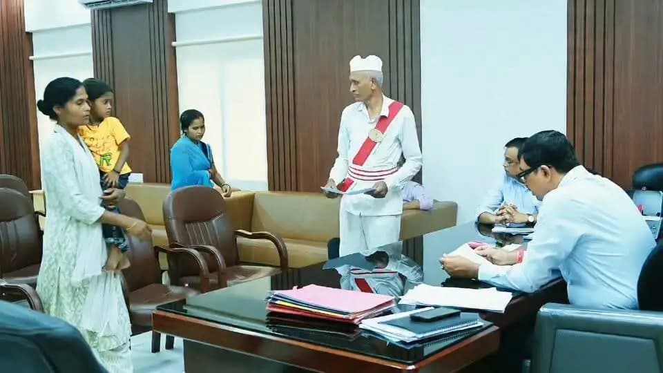 त्वरित न्याय, त्वरित सहायता: जिला पदाधिकारी की संवेदनशीलता आई काम।
गिद्धौर प्रखंड के बंझोलिया ग्राम की रहने वाली पूजा देवी के चेहरे पर आज उस वक्त राहत की मुस्कान लौटी, जब उनके आपदा राहत से जुड़े आवेदन पर जिला पदाधिकारी महोदय ने संवेदनशीलता दिखाते हुए ऑन-द-स्पॉट बड़ा फैसला लिया।
आवेदन मिलते ही जिला पदाधिकारी ने मामले की गंभीरता को समझा और कागजी कार्रवाई को फाइलों में उलझाने के बजाय मौके पर ही प्रभारी पदाधिकारी, आपदा शाखा को सभी विहित प्रक्रियाएं तुरंत पूर्ण करने का कड़ा निर्देश दिया। प्रशासनिक संवेदनशीलता और त्वरित कार्यप्रणाली का परिचय देते हुए जिलाधिकारी ने आवेदिका पूजा देवी को ₹4,00,000 (चार लाख रुपये) का आपदा राहत चेक सौंपकर तात्कालिक सहायता प्रदान की।
"जनता की समस्याओं का त्वरित समाधान और उन्हें समय पर न्याय व सहायता पहुंचाना ही जिला प्रशासन की सर्वोच्च प्राथमिकता है।" प्रशासन की इस त्वरित और मानवीय पहल की स्थानीय ग्रामीणों द्वारा काफी सराहना की जा रही है।
Information & Public Relations Department, Government of Bihar
General Administration Department, Govt. of Bihar
Social Welfare Department, Government of Bihar
#BiharAdministration #PublicService #DisasterRelief #QuickAction #Gidhaur #DistrictMagistrate #PeopleFirst