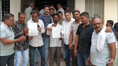 आठनेर: आठनेर में कांग्रेसियों ने नगर परिषद की अनियमितताओं के खिलाफ प्रदर्शन किया, सीएमओ को ज्ञापन सौंपा