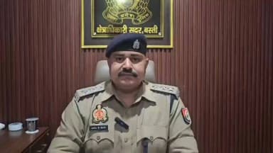 #BastiPolice थाना कोतवाली पुलिस टीम द्वारा सोशल मीडिया पर एक-दूसरे के ऊपर अभद्र टिप्पणी करने वाले दो अभियुक्तों की गिरफ्तारी कर की जा रही अग्रिम विधिक कार्यवाही व आमजन से की गयी अपील के संबंध में क्षेत्राधिकारी सदर द्वारा दी गयी बाइट- @Uppolice @digbasti @AdgGkr https://t.co/CLiDG9UaxZ