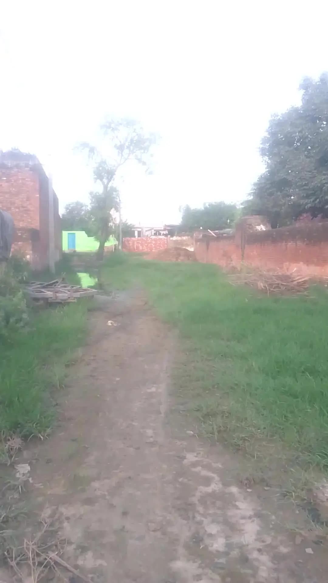 jila Sambhal kesarpur bhandi gaon main sadak ka haal bahut kharab ho raha hai gasma nikalne badhane mein bahut pareshani