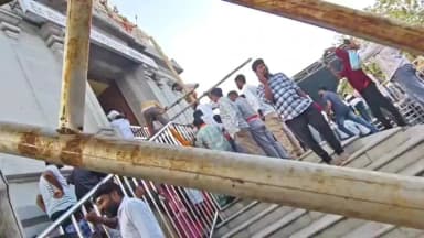 ಹನೂರು: ಮಹದೇಶ್ವರ ಬೆಟ್ಟದಲ್ಲಿ ದರ್ಶನಕ್ಕೆ ವಿಳಂಬ, ಬ್ಯಾರಿಕೇಡ್ ಮೇಲೆ ಹತ್ತುತ್ತಿರುವ ಭಕ್ತರು