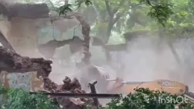 धार: धार में जिला प्रशासन की जर्जर भवनों पर बड़ी कार्रवाई, वर्षों से बंद मसीही अस्पताल का हिस्सा JCB से ध्वस्त