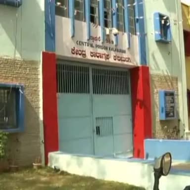 ಕಲಬುರಗಿ: ಕಲಬುರಗಿ ಸೆಂಟ್ರಲ್ ಜೈಲಿನ ಕಾಂಪೌಂಡ್ ಹಾರಿ ಮೂವರು ಕೈದಿಗಳು ಪಾರಾರಿ