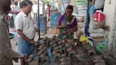 ಗುಳೇದಗುಡ್ಡ: ಪಟ್ಟಣದ ಮಾರುಕಟ್ಟೆಯಲ್ಲಿ ಜೋರಾಗಿ ನಡೆದ ಮಣ್ಣೆತ್ತಿನ ಅಮಾವಾಸ್ಯೆಯ ಬಸವಣ್ಣ ಮೂರ್ತಿಗಳ ಮಾರಾಟ