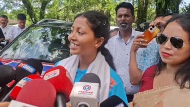 উত্তৰ লক্ষীমপুৰ: অসমৰ প্ৰথম গৰাকী মহিলা এভেৰেষ্ট শিংগ আৰোহনকাৰী ৰূপামনি গড় পহুমৰাত উপস্থিত হৈ আগবঢ়াই প্ৰথম প্ৰতিক্ৰিয়া