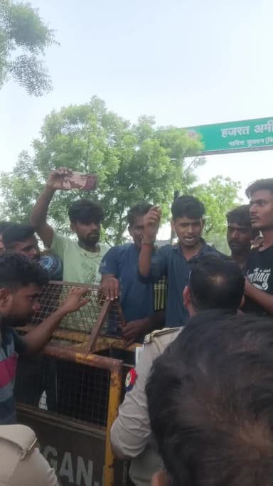 कासगंज के कादरगंज पुख्ता पर हाईवे पर गुस्साए ग्रामीणों ने लगाया जाम