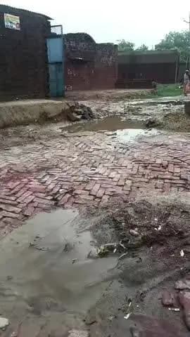 मेरे गांव अलवारा तहसील मंझनपुर जनपद कौशांबी में कुछ दबंगों द्वारा जबरन रोड पर अवैध निर्माण कर लिया अधिकारियोंकी मिलीभगत