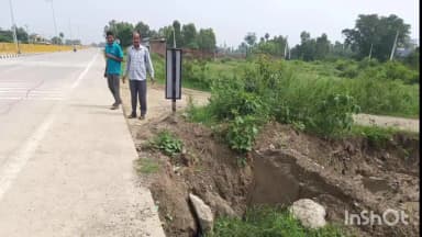नजीबाबाद: मंडावली के सैफाबाद में फोरलेन पुलिया के पास बारिश से गहरा गड्डा, बड़े हादसे का खतरा