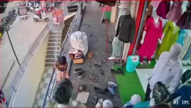 ಚಿಕ್ಕಬಳ್ಳಾಪುರ: ಚಿಕ್ಕಬಳ್ಳಾಪುರದ ಪಿಳ್ಳಪ್ಪ ಕಾಂಪ್ಲೆಕ್ಸ್ನಲ್ಲಿ ಆಯತಪ್ಪಿ ಕೆಳಗೆ ಬಿದ್ದ 4 ವರ್ಷದ ಮಗು; ವಿಡಿಯೋ ಬೆಳಕಿಗೆ
